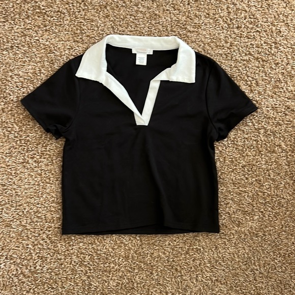 Black tee with white collar - Picture 1 of 3